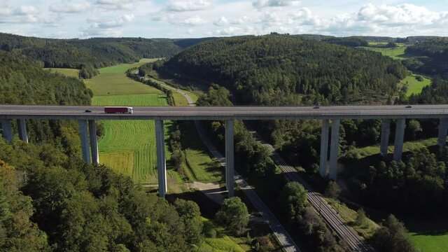 Die Autobahn A81 f&uuml;hrt &uuml;ber die 61 Meter hohe Talbachbr&uuml;cke bei Engen, Baden-W&uuml;rttemberg, Deutschland