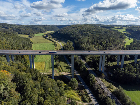 Die Autobahn A81 f&uuml;hrt &uuml;ber die 61 Meter hohe Talbachbr&uuml;cke bei Engen, Baden-W&uuml;rttemberg, Deutschland