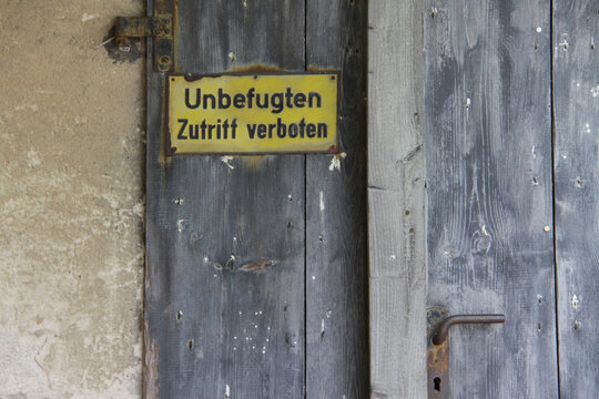 Alte Holztür mit Schild Unbefugten Zutritt verboten