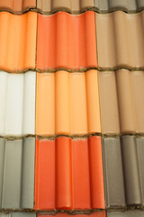 Dachziegel in unterschiedlichen Farben, Dachdecker, Hausbau, farbig