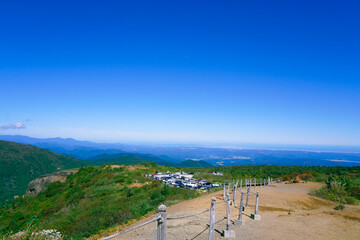 Fototapeta na wymiar 蔵王登山コースから見下ろす駐車場、宮城県刈田郡蔵王町