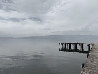 Obraz premium Empty wooden pier at the mountains lake