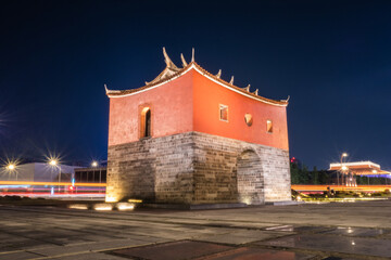 Obraz premium A time-lapse photo of Beimen at Night in Taipei (Chinese traditional building)