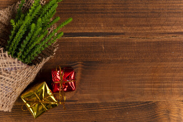 Obraz premium Christmas gift, christmas concept with christmas tree branches on wooden background. 