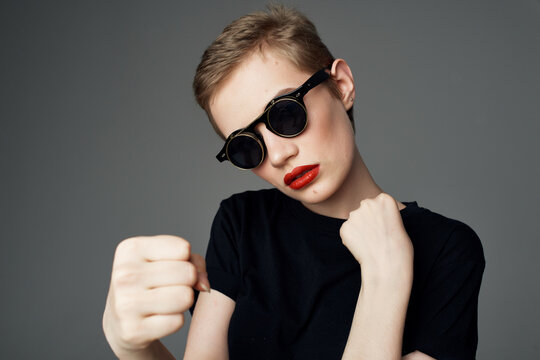beautiful woman with sunglasses fashion dark background