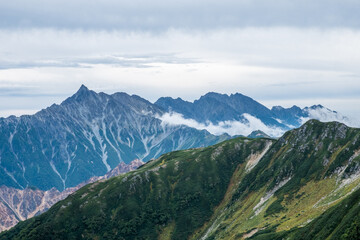 雲と偉大な山