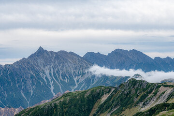 山並みと流れゆく雲