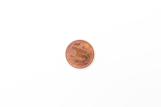 Real - BRL. Dinheiro, Brasil. Uma moeda de 5 centavos isolada em fundo branco. Lado frontal.