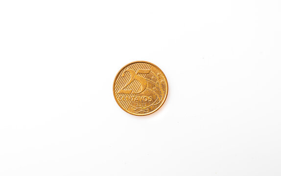 Real - BRL. Dinheiro, Brasil. Uma moeda de 25 centavos isolada em fundo branco. Lado frontal.