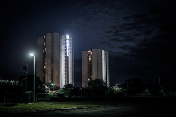 Obraz premium IFA Hotel auf Fehmarn bei Nacht