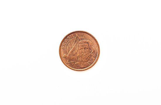 Real - BRL. Dinheiro, Brasil. Uma moeda de 5 centavos isolada em fundo branco. Lado traseiro.