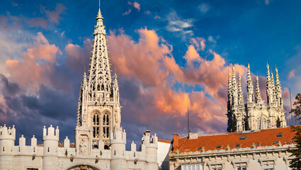 Campanario gótico por encima de los tejados de la catedral de Burgos, España
