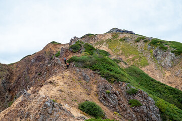 Fototapeta na wymiar 岩場を進む登山者