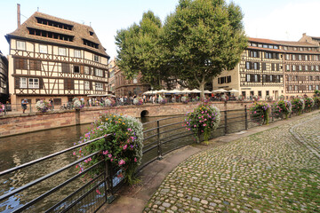 Romantisches Straßburg; Quai des Moulins und Place Benjamin Zix gegenüber