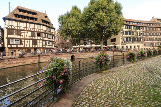 Romantisches Stra&szlig;burg; Quai des Moulins und Place Benjamin Zix gegen&uuml;ber
