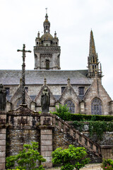 Fototapeta na wymiar Saint-Thégonnec. L'église de l'enclos paroissial sous ciel gris. Finistère. Bretagne 