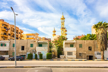 Fototapeta na wymiar low houses and a mosque in El Dahar area in Hurghada
