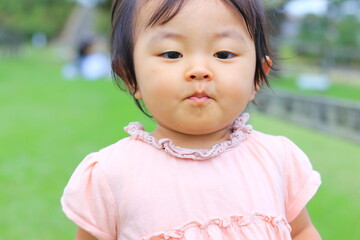 芝生で遊ぶ子供