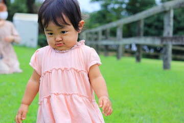 芝生で遊ぶ子供