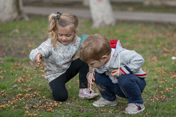 Niño y niña jugando al aire libre