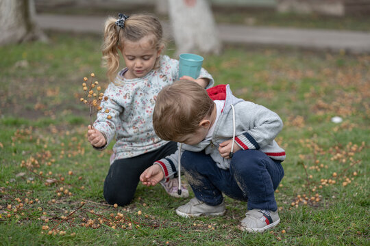 Ni&ntilde;o y ni&ntilde;a jugando al aire libre