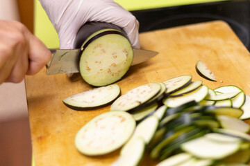 Cocinera partiendo con cuchillo vegetales y hortalizas 