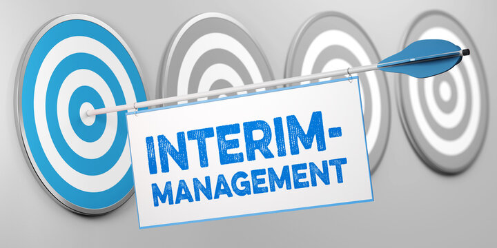 Interim-Management Konzept mit blauem Pfeil
