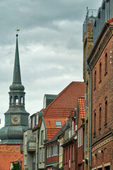 Naklejka premium Historischer Kirchturm und Fassaden in Stade