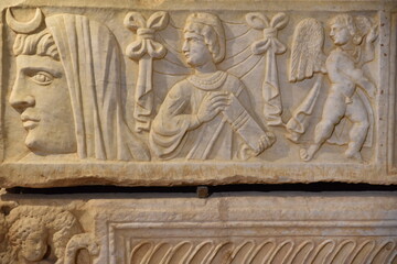 Fototapeta na wymiar Bas-relief en marbre, église Saint-Paul et Serge à Narbonne, France