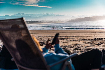 En la playa disfrutando de la nieve en la monta&ntilde;a