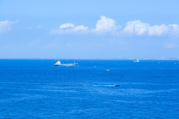 青い海と空と船など