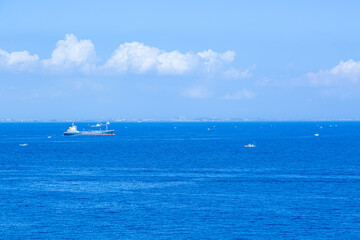 青い海と空と船など
