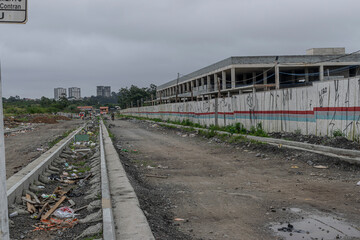 Fototapeta na wymiar Hospital regional em construção na cidade de Suzano. Grande avenida com canteiro central também em construção