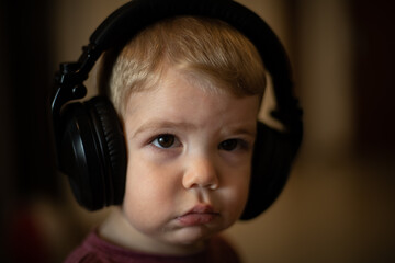 Niño rubio escuchando música con auriculares