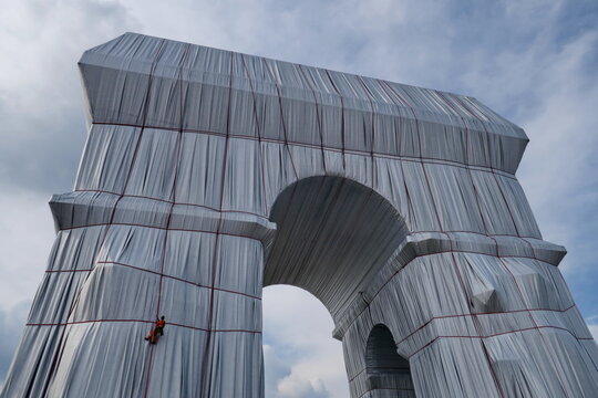 L'Arc de Triomphe, Wrapped, avec alpinistes. Paris 1961-2021. L'Arc de Triomphe Empaquet&eacute;. Oeuvre temporaire de Christo et Jeanne-Claude. Paris. 19/09/2021.