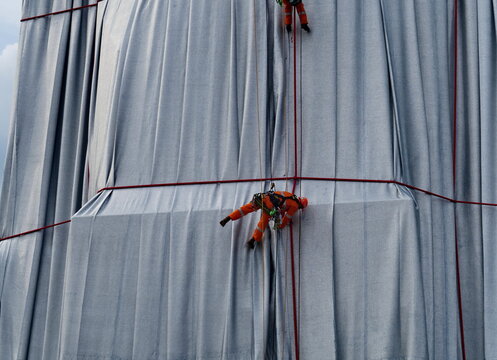 L'Arc de Triomphe, Wrapped, avec alpinistes. Paris 1961-2021. L'Arc de Triomphe Empaquet&eacute;. Oeuvre temporaire de Christo et Jeanne-Claude. Paris. 19/09/2021.