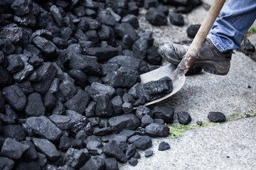 ładowanie węgla kamiennego łopatą, węgiel kamienny