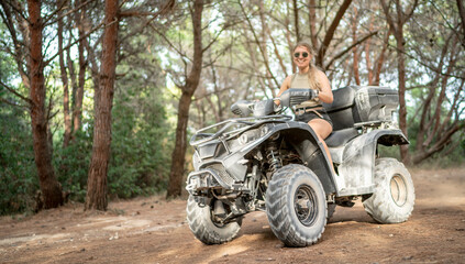 junge Fahrerin hat sichtlich Freude an einer Quadtour durch den Wald