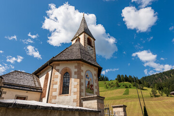 Fototapeta na wymiar Small Church of San Vito (Kirche St. Veit) in Braies Valley (Val di Braies), Prags municipality, Fanes-Senes-Braies nature park, Dolomites, South Tyrol, Trentino-Alto Adige, Bolzano province, Italy.