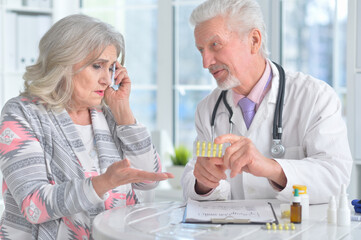Obraz premium Portrait of senior doctor with elderly patient