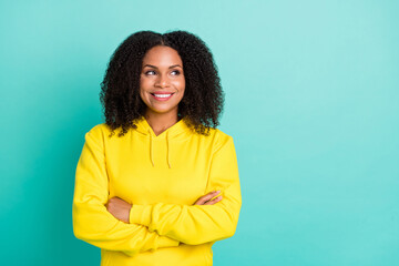 Obraz premium Photo portrait woman smiling confident crossed hands looking copyspace dreamy isolated vivid teal color background