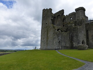 Fototapeta na wymiar La Roca de Cashel, bonitas ruinas medievales de Irlanda.