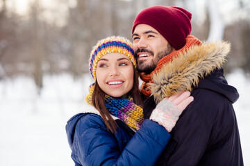 Photo portrait of girlfriend and boyfriend hug each other in snowy winter park