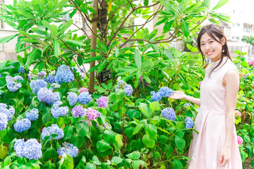 植物を鑑賞する若い女性