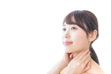 スキンケアをする若い女性