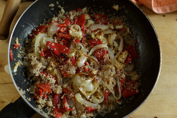 Quinoa con pimientos asados y cebolla 