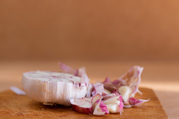 Cabeza de ajo partida por la mitad.