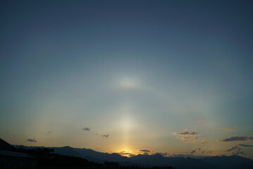 Unusual atmospheric optical phenomena and lakes