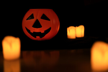 Calabaza y velas en fondo negro Halloween