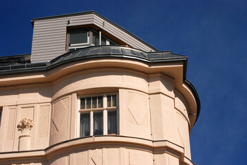 Obraz premium Ein Haus mit Eckturm und Dachausbau.